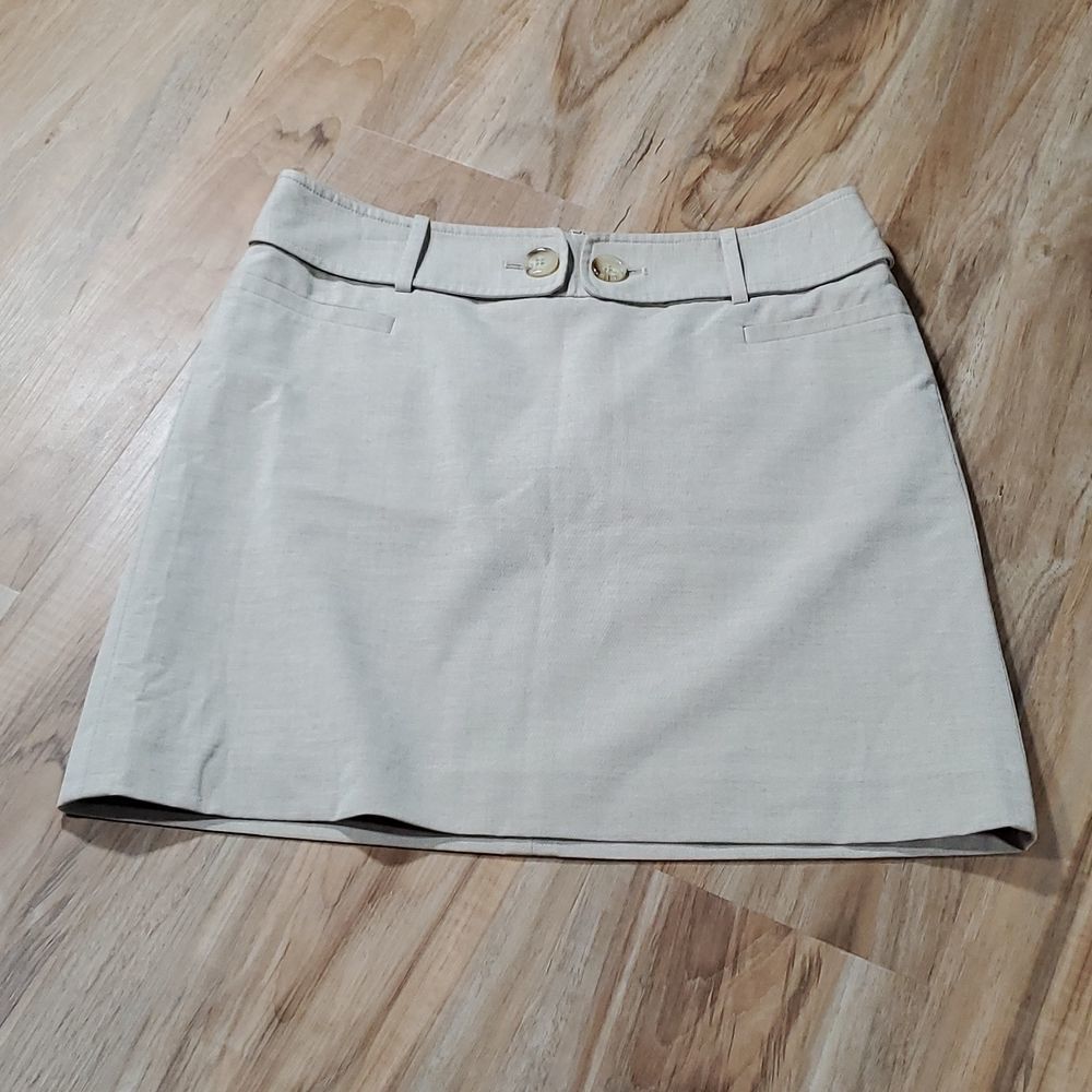 🔹️The Limited Tan Button Tab Stretch Skirt Size 4